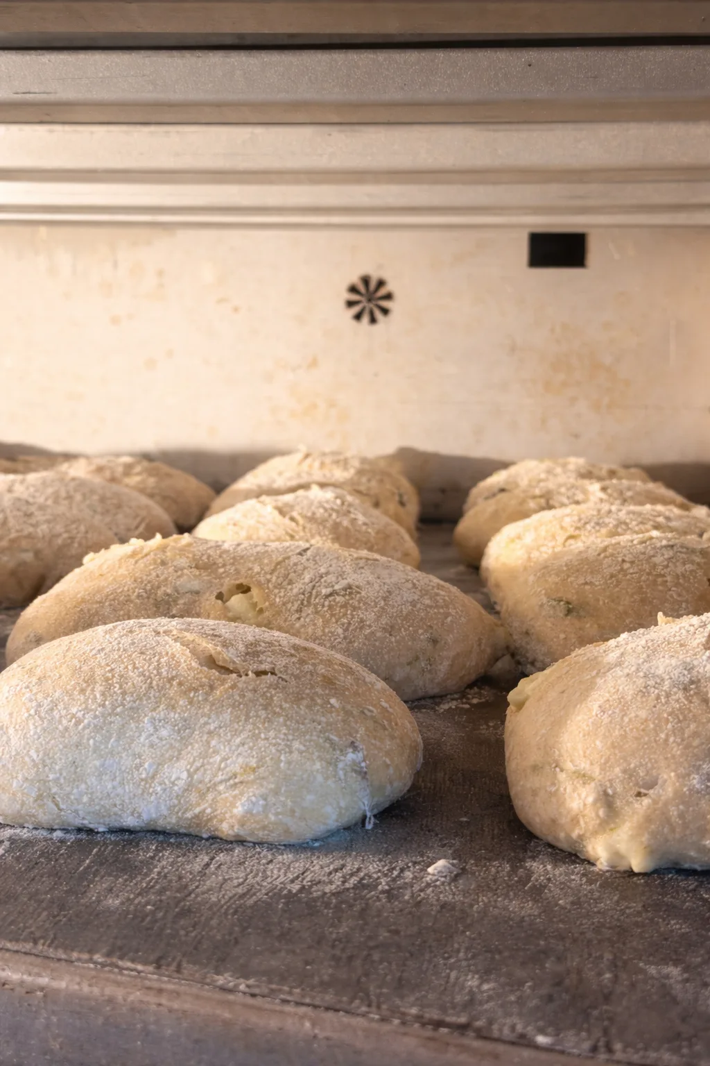 Ekşi mayalı hamurlar taş yüzeyde son mayalamaya bırakılmış, şekillendirme aşaması